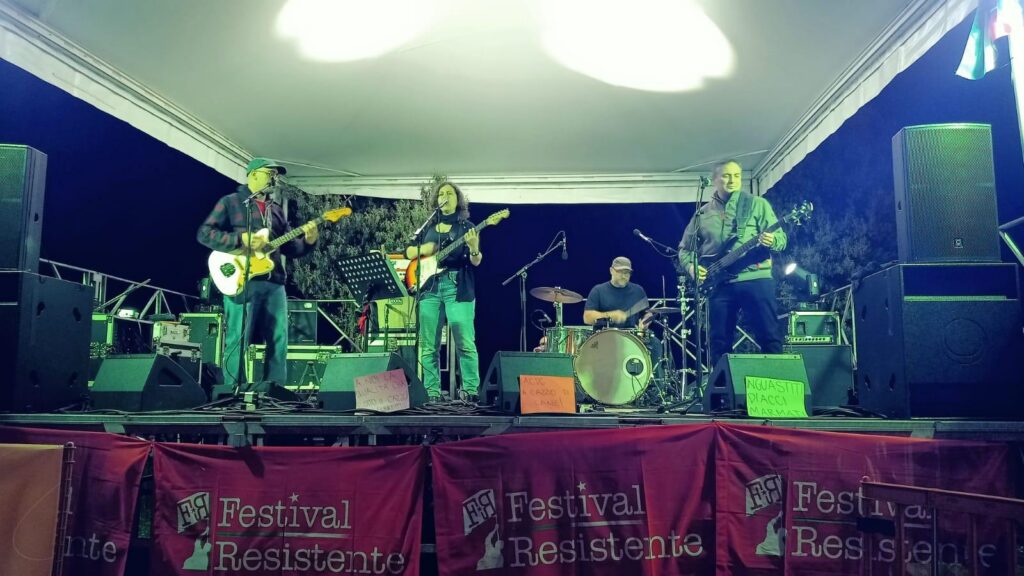 greg con la chitarra, bianca con la chitarra, simon con il basso e leo alla batteria tutti sul palco